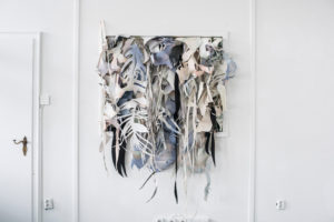 Inga Kruse, Untitled, Cut-Out Installation, ca. 100 x100x40 cm, 2017, Papier, Acryl, Sprühlack, Stoff