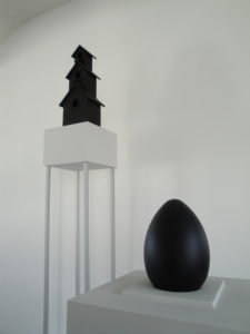Noriko Yamamoto, unsichtbare Sichtbarkeit, Installation Object; Video: unter dem Haus, 12 min. Loop unter dem Ei, 1 2012