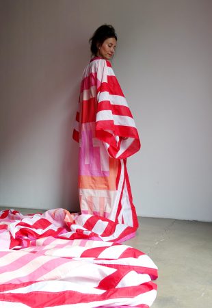 Kerstin Bruchhäuser, Coronation Robe, 2022, Baumwolle, 1100 x 150 cm, (c) Foto: Kerstin Bruchhäuser