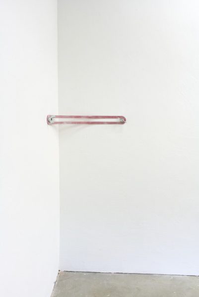 Elisa Manig, Spange, 2023, Holz, Lack, Flügelmutter, 7 x 45 x 5 cm